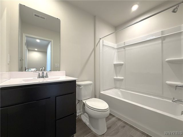 6233 Thornden Park Drive, Lockport Town, NY 14094