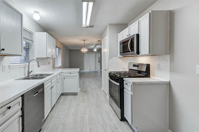 7815 Barnhill Drive, Humble, TX 77338