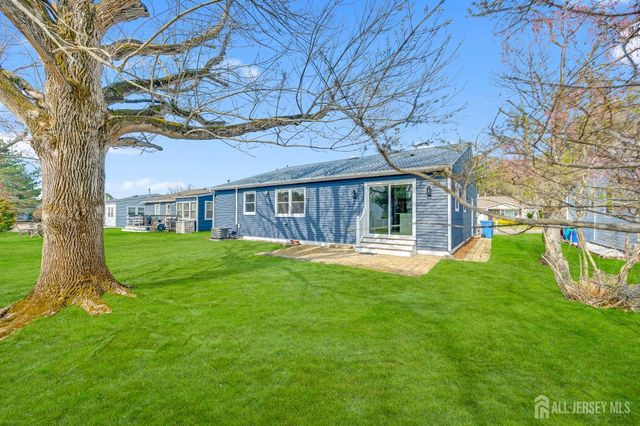 3 Pembroke Lane, Toms River, NJ 08757