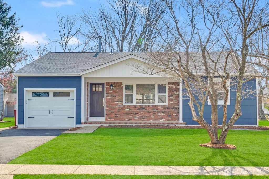 3 Pembroke Lane, Toms River, NJ 08757