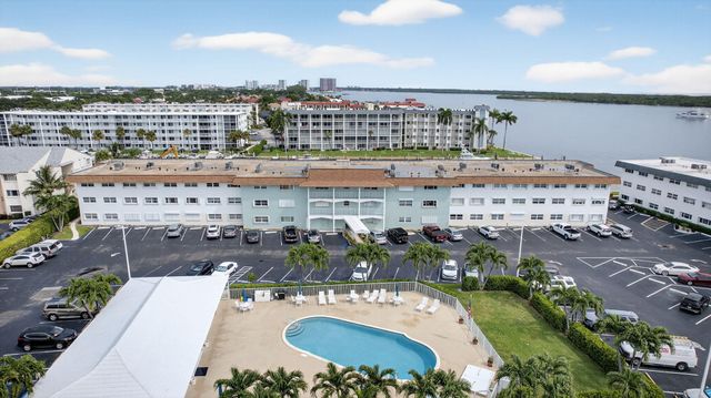 111 Shore Court 301, North Palm Beach, FL 33408
