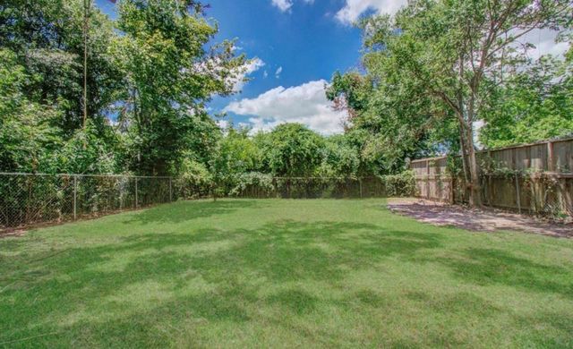 1007 San Jacinto Street, Highlands, TX 77562