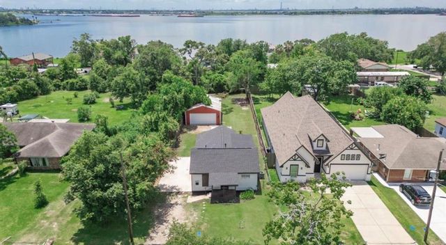 1007 San Jacinto Street, Highlands, TX 77562