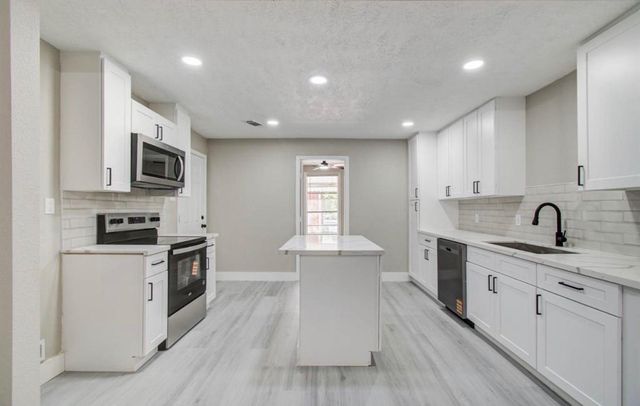 1007 San Jacinto Street, Highlands, TX 77562