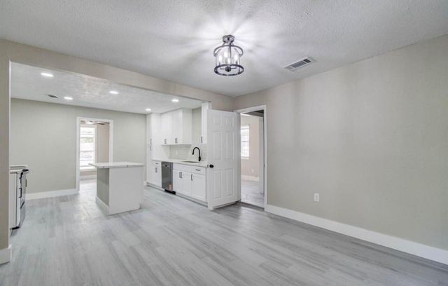 1007 San Jacinto Street, Highlands, TX 77562