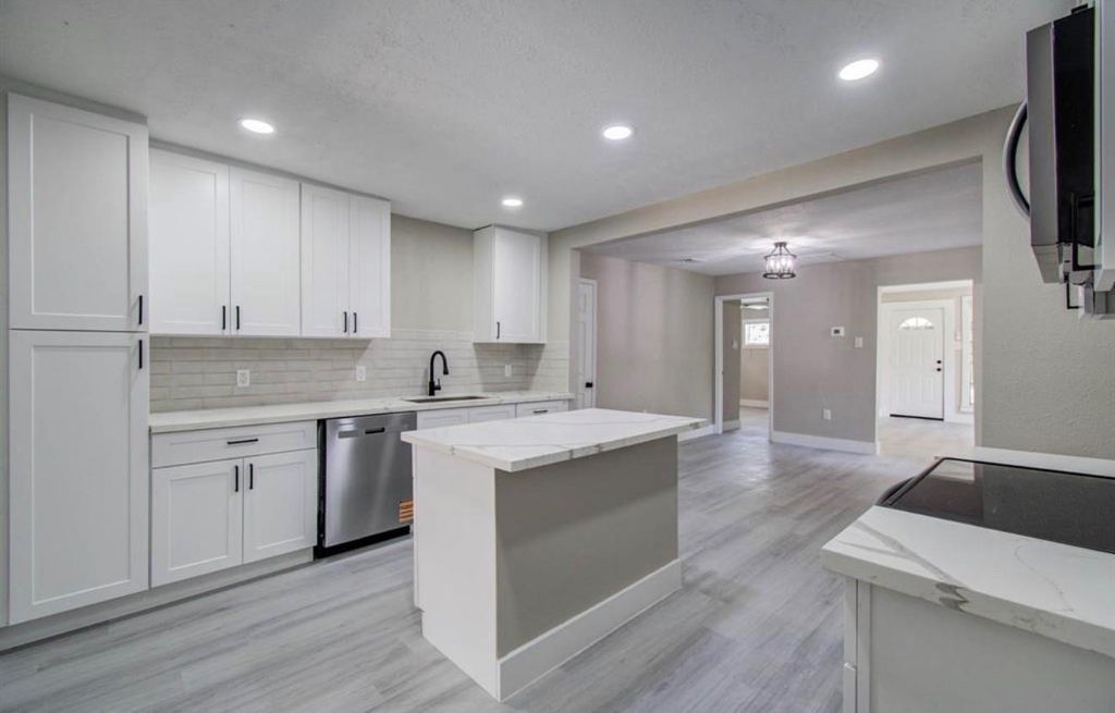 1007 San Jacinto Street, Highlands, TX 77562