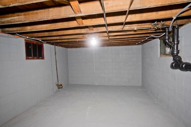 191 Laconia St, Springfield, MA 01129