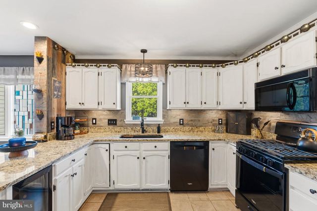 2911 VILLAGE SQUARE DR, Dover, PA 17315