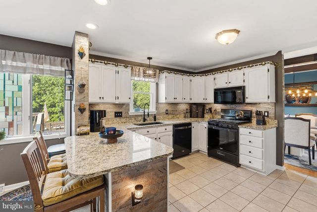 2911 VILLAGE SQUARE DR, Dover, PA 17315