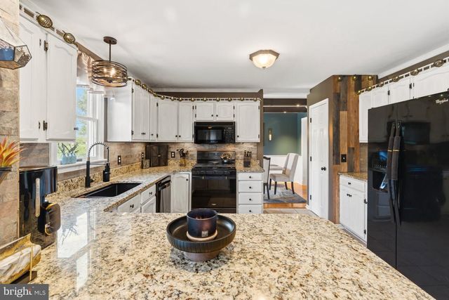 2911 VILLAGE SQUARE DR, Dover, PA 17315