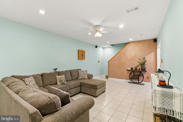 2911 VILLAGE SQUARE DR, Dover, PA 17315