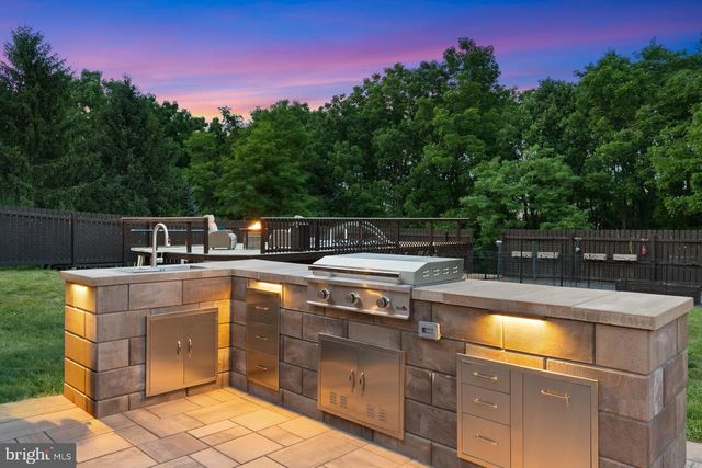2911 VILLAGE SQUARE DR, Dover, PA 17315