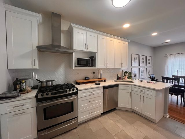 610 Lakeridge Court, Naperville, IL 60563