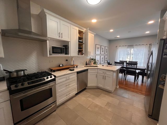 610 Lakeridge Court, Naperville, IL 60563