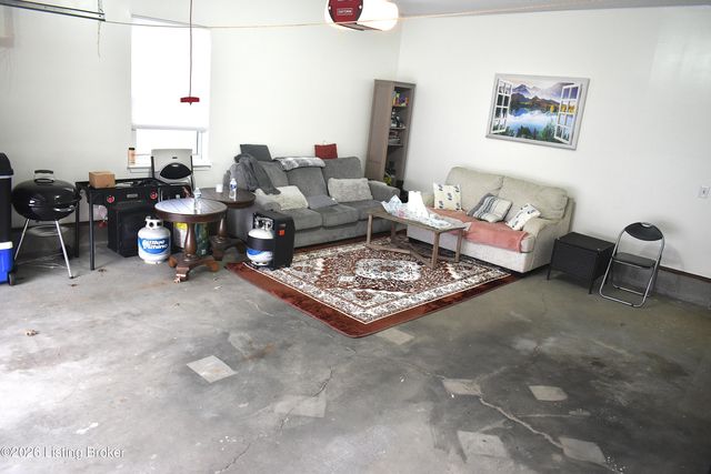 10408 Vantage Rd, Louisville, KY 40299