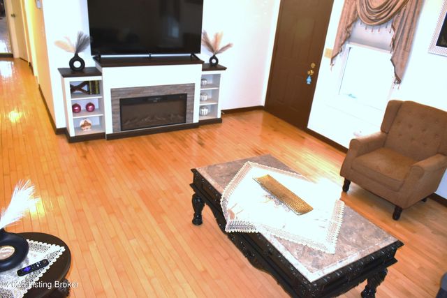 10408 Vantage Rd, Louisville, KY 40299