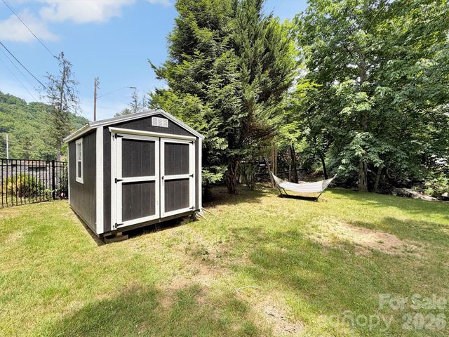 221 Moody Farm Road, Maggie Valley, NC 28751