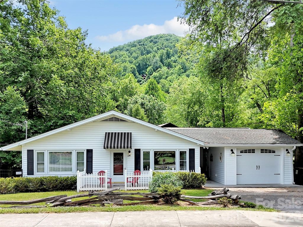 221 Moody Farm Road, Maggie Valley, NC 28751