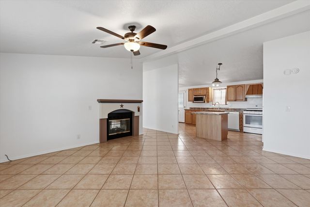 8 Phillips Drive, Los Lunas, NM 87031