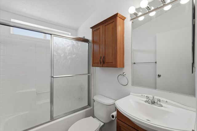 8 Phillips Drive, Los Lunas, NM 87031