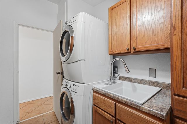 8 Phillips Drive, Los Lunas, NM 87031