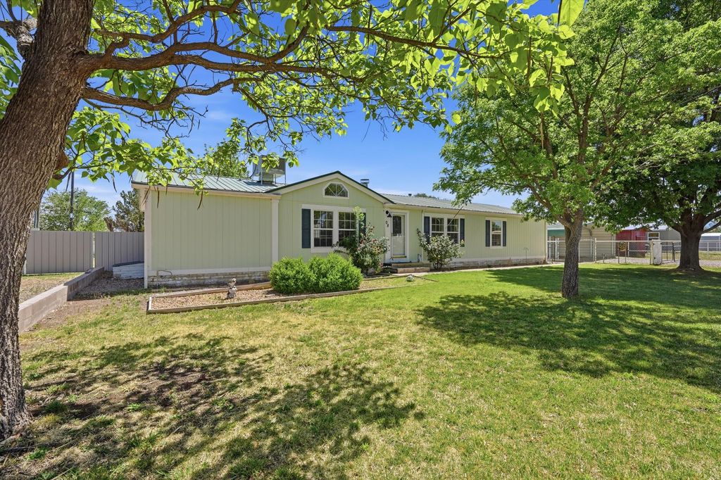 8 Phillips Drive, Los Lunas, NM 87031