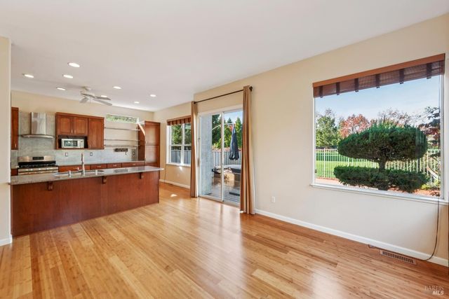 1889 Falcon Ridge Dr, Petaluma, CA 94954