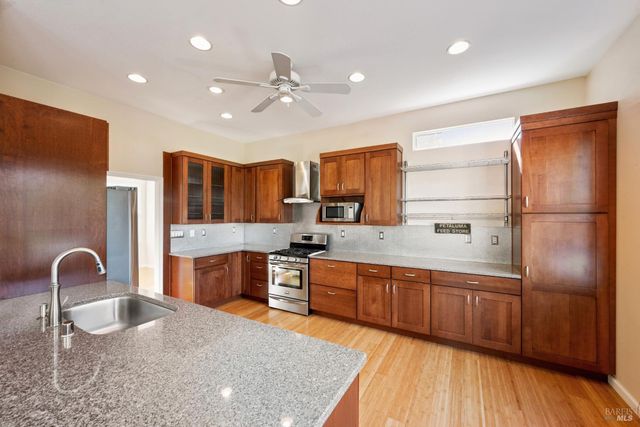 1889 Falcon Ridge Dr, Petaluma, CA 94954