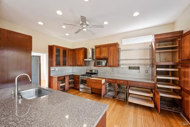 1889 Falcon Ridge Dr, Petaluma, CA 94954