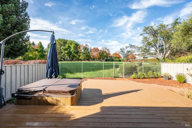 1889 Falcon Ridge Dr, Petaluma, CA 94954