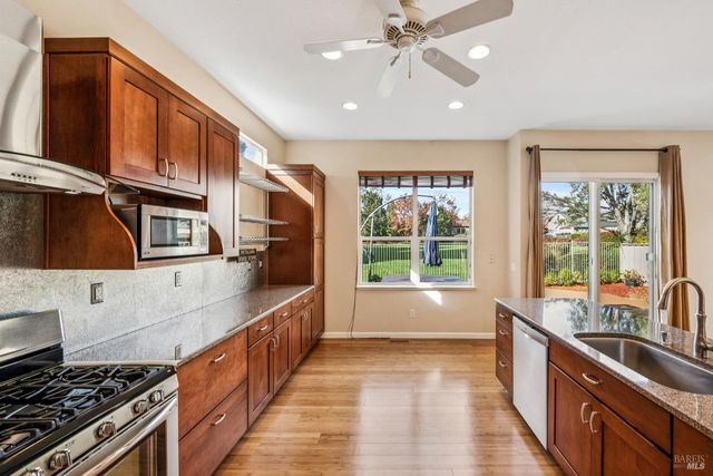 1889 Falcon Ridge Dr, Petaluma, CA 94954