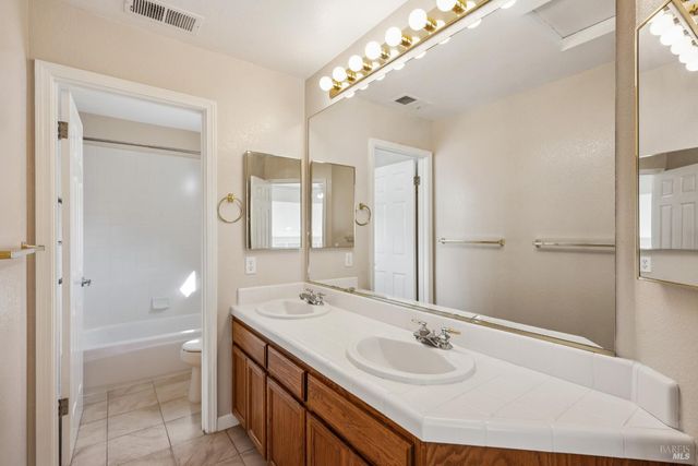 1889 Falcon Ridge Dr, Petaluma, CA 94954