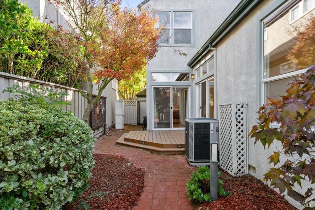 1889 Falcon Ridge Dr, Petaluma, CA 94954