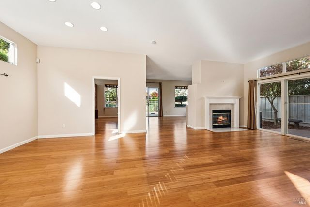 1889 Falcon Ridge Dr, Petaluma, CA 94954