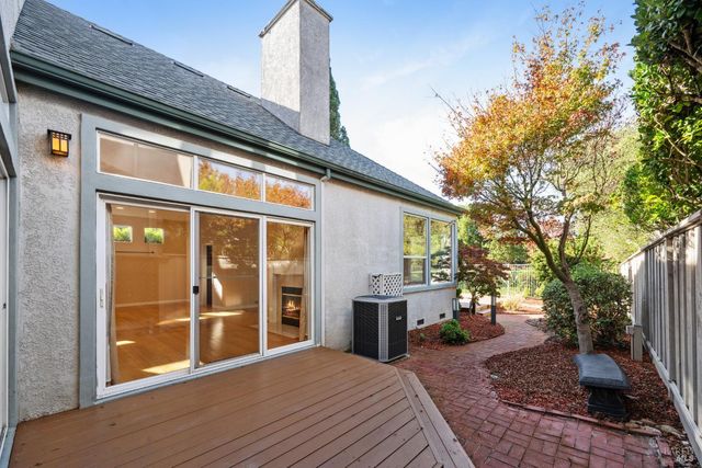 1889 Falcon Ridge Dr, Petaluma, CA 94954