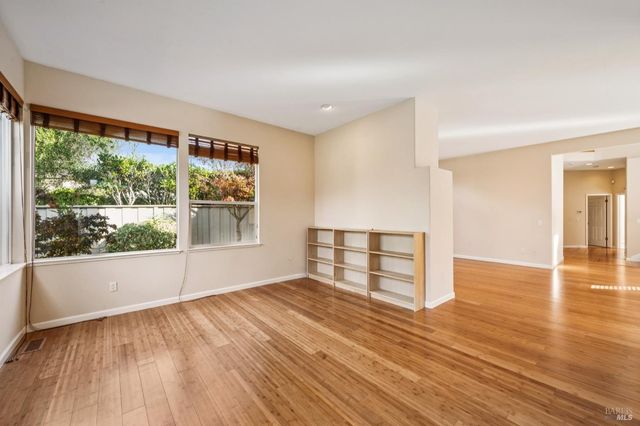 1889 Falcon Ridge Dr, Petaluma, CA 94954