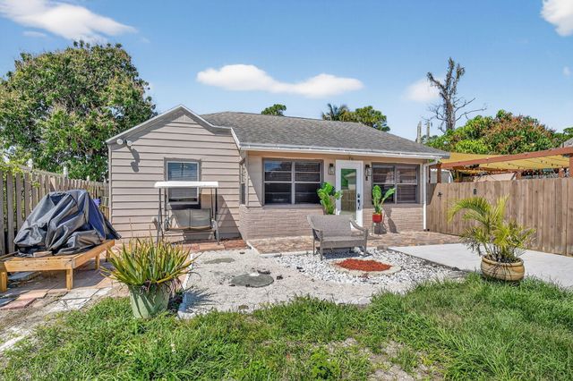 425 Broward Avenue, Greenacres, FL 33463