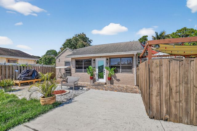 425 Broward Avenue, Greenacres, FL 33463