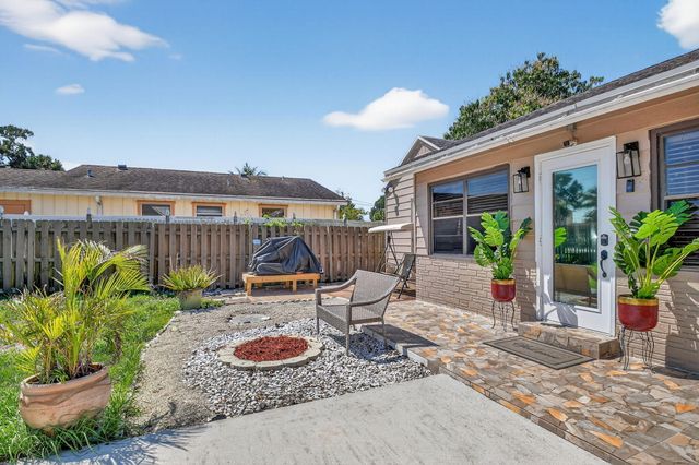 425 Broward Avenue, Greenacres, FL 33463