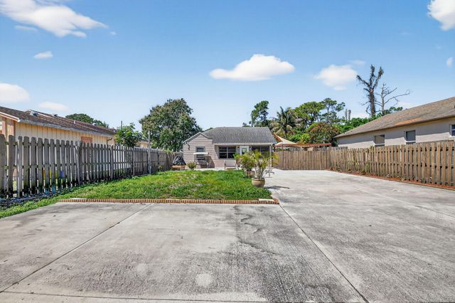 425 Broward Avenue, Greenacres, FL 33463
