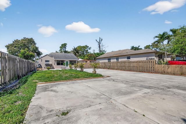 425 Broward Avenue, Greenacres, FL 33463