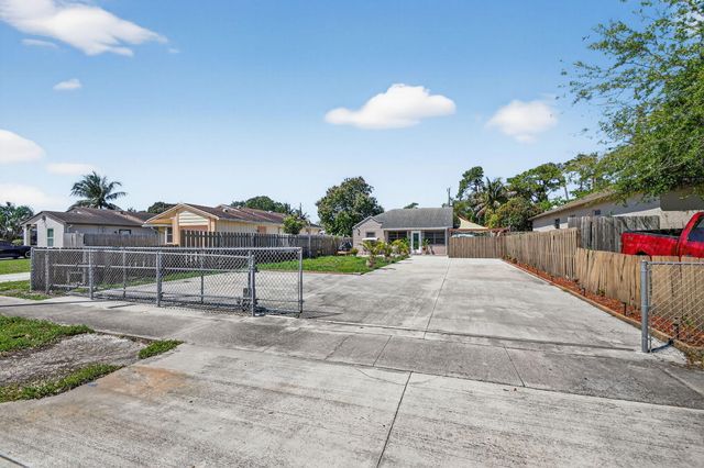 425 Broward Avenue, Greenacres, FL 33463