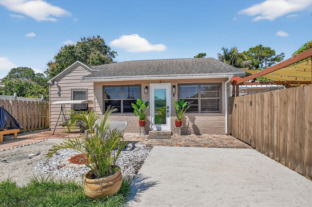 425 Broward Avenue, Greenacres, FL 33463