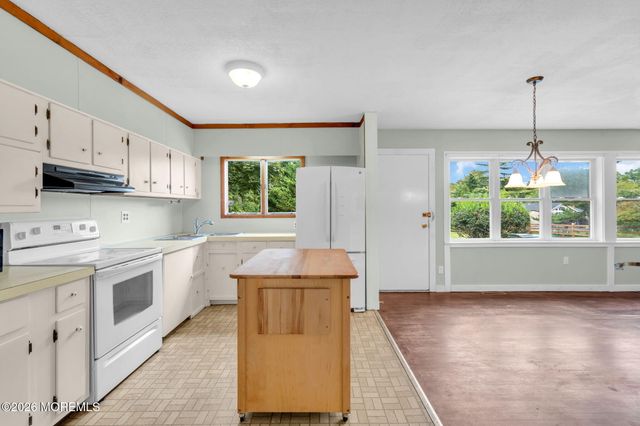 27 Wyckham Road, Tinton Falls, NJ 07724