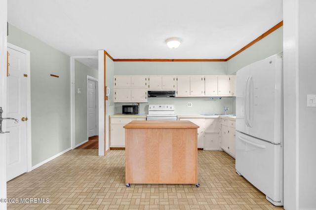 27 Wyckham Road, Tinton Falls, NJ 07724