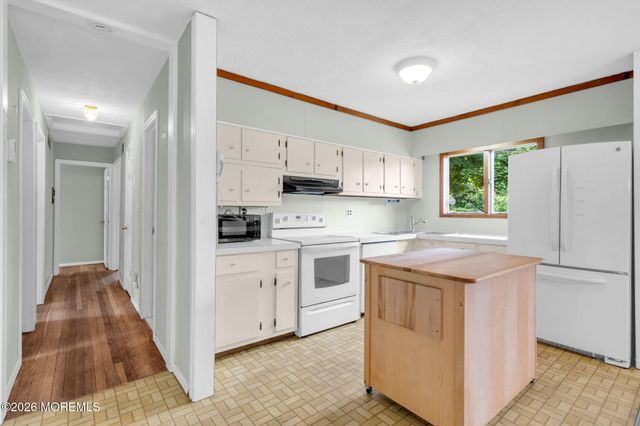 27 Wyckham Road, Tinton Falls, NJ 07724