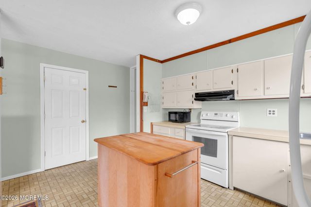 27 Wyckham Road, Tinton Falls, NJ 07724