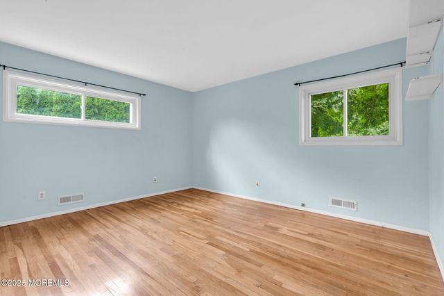 27 Wyckham Road, Tinton Falls, NJ 07724