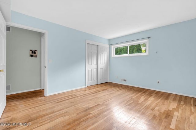 27 Wyckham Road, Tinton Falls, NJ 07724