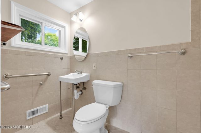 27 Wyckham Road, Tinton Falls, NJ 07724